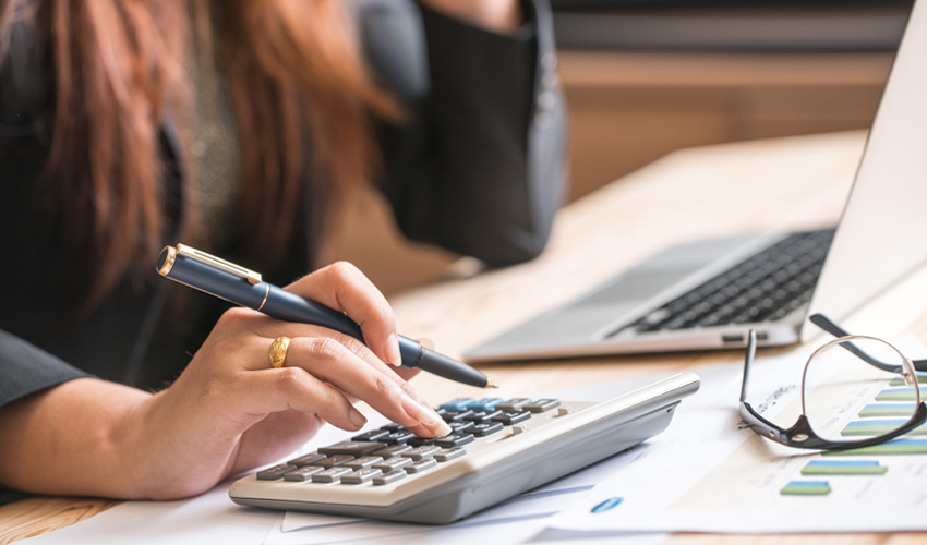 Personne qui calcule avec une calculatrice